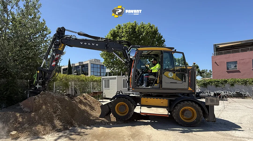 Démo pelle sur pneus EWR150 Volvo